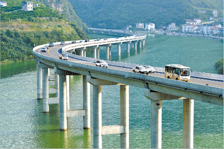 8月9日,车辆在湖北省宜昌市兴山县古夫镇至昭君大桥的"水上公路"上