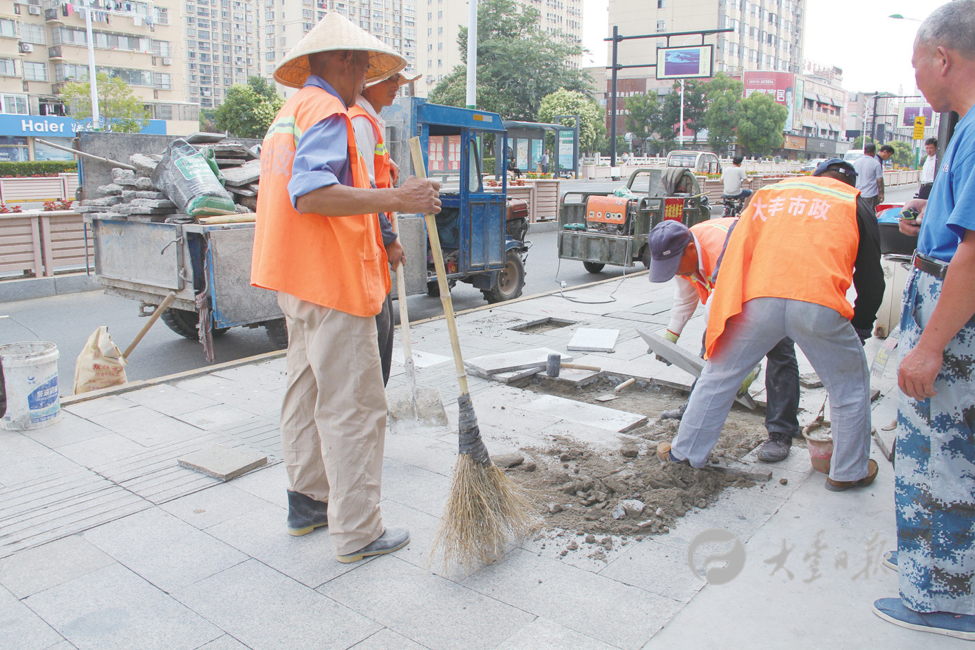 市政工人更换铺装城市人行道大理石道板施工现场