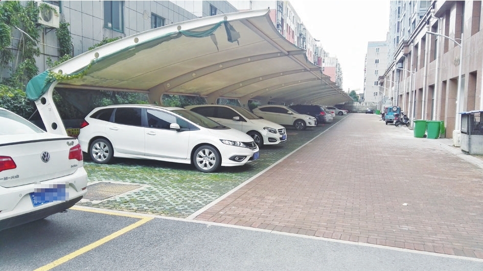 除了地下车库外,还有开发商专门为露天汽车停车位建设了挡雨棚.