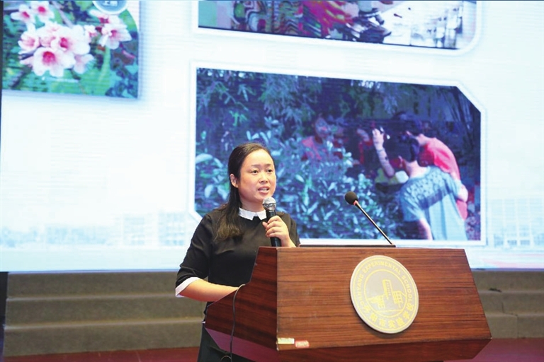 图为许明老师在市教师节表彰大会上作师德宣讲.