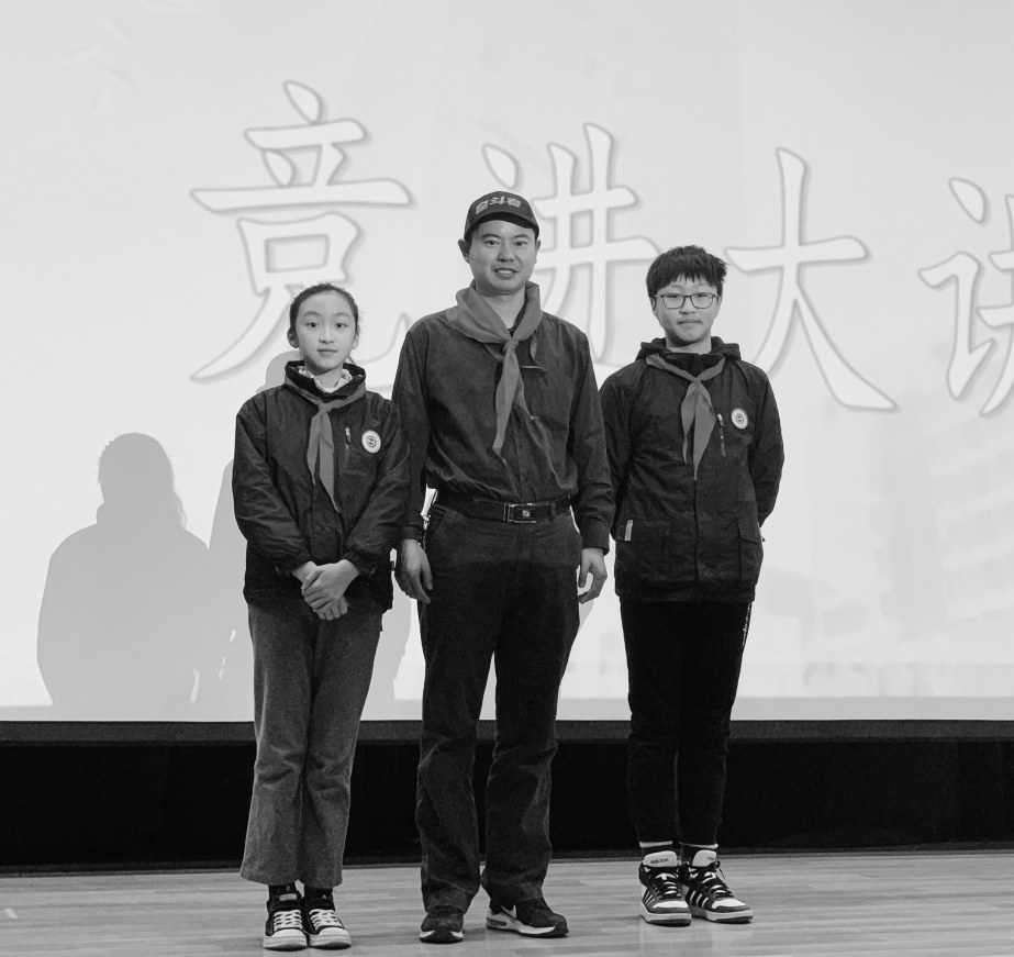 图为无锡市大桥实验学校同学与杨申申叔叔合影.