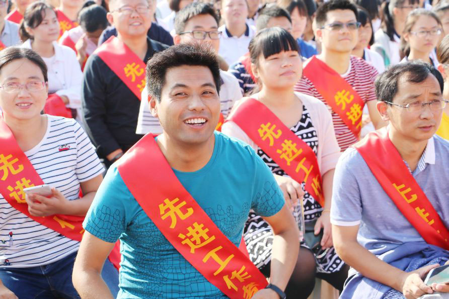 区教育局副局长高云海,钦工镇党委书记,镇长武志参加会议.