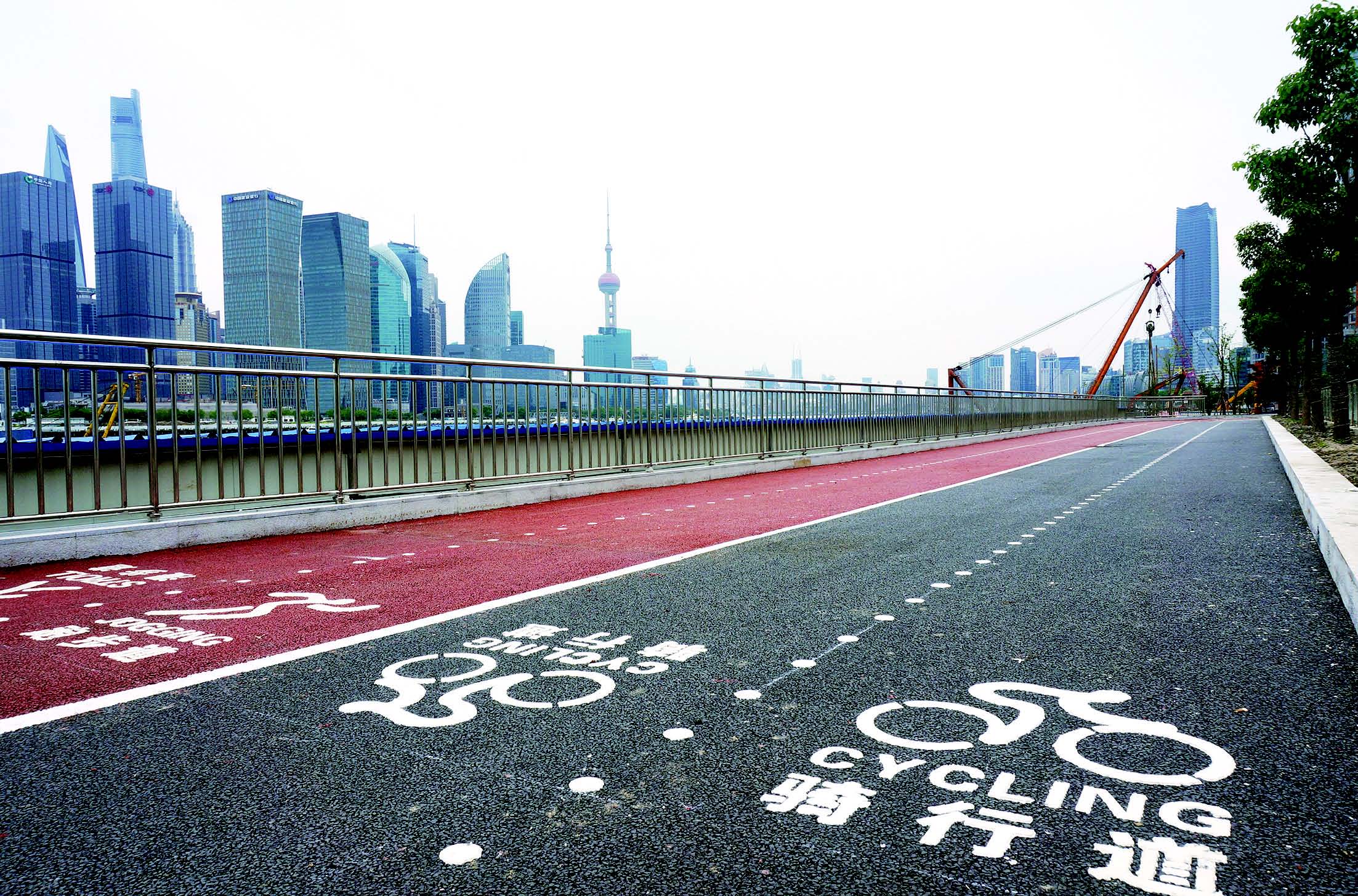 虹口滨江岸线除了健身步道外,还新添了骑行道,满足不同市民的休闲健身