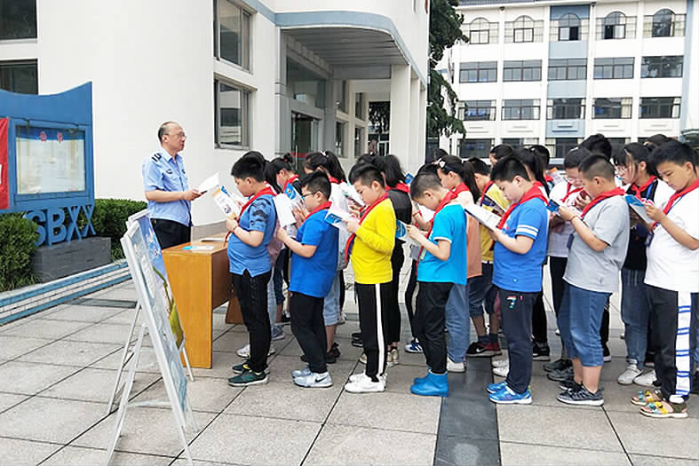 筑牢"安全网"6月17日上午,塘头派出所组织民警深入辖区中小学,幼儿园