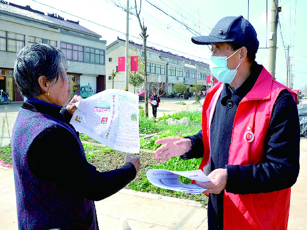 日前,戴楼街道组织退休干部志愿者来到官塘村,向居民发放"兴农简报"