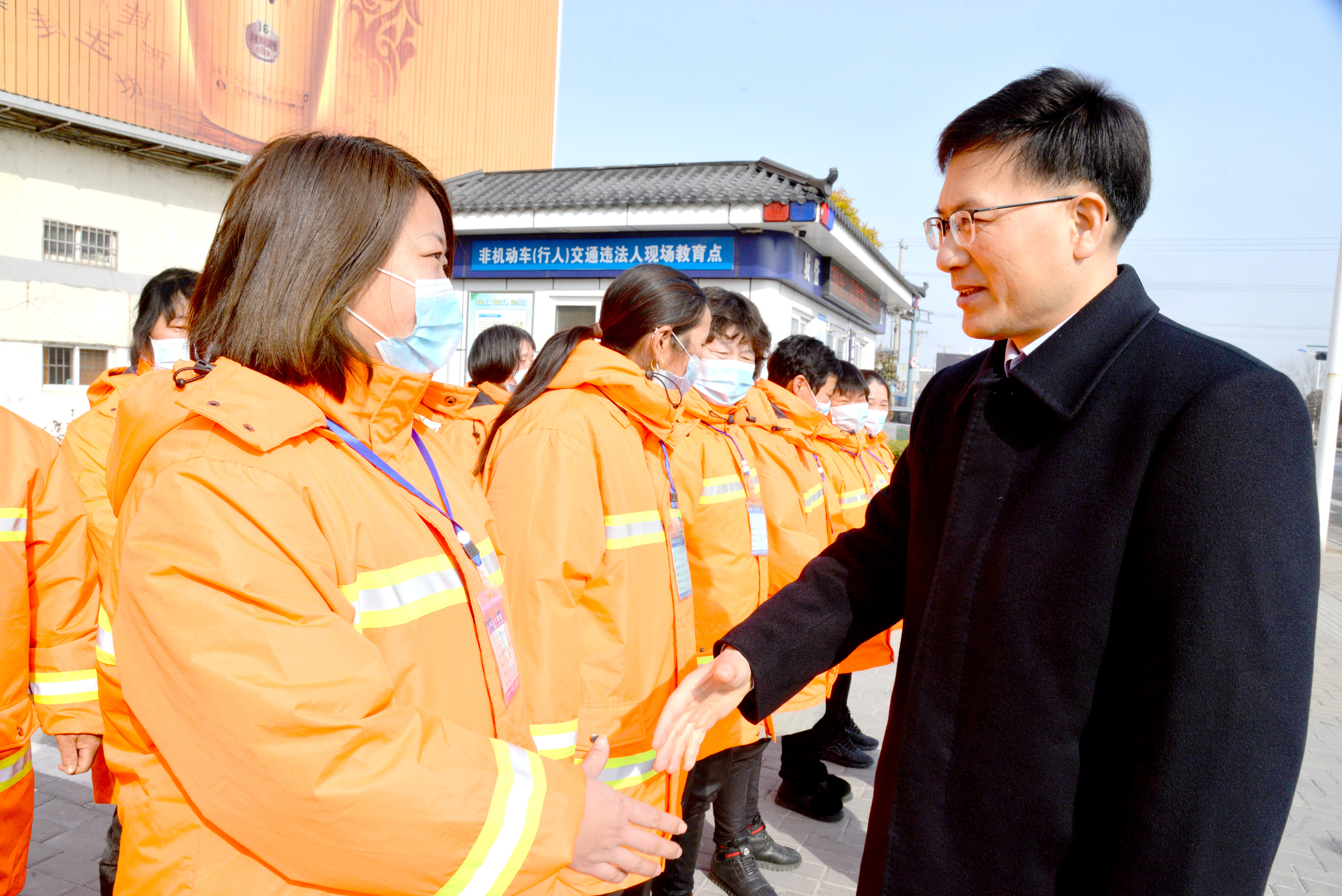 图为县委书记,县长祁从峰慰问坚守岗位的环卫工人.陈玉柱 摄