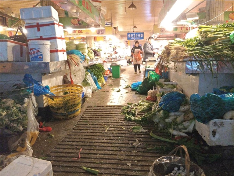 大门菜市场178号摊位前脏乱差.
