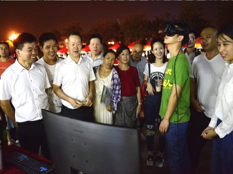 县委副书记胡长虹,副县长陈久喜到科普日活动现场指导工作
