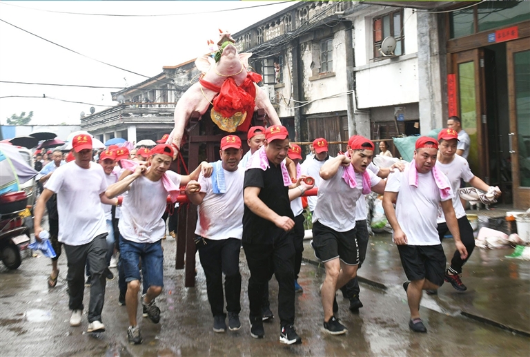 抬福猪祈丰年