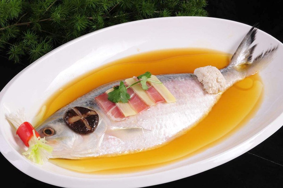 酒酿鲥鱼用料:鲥鱼1条,酒酿300克,火腿3片,冬笋5片,葱姜丝适量,香菜