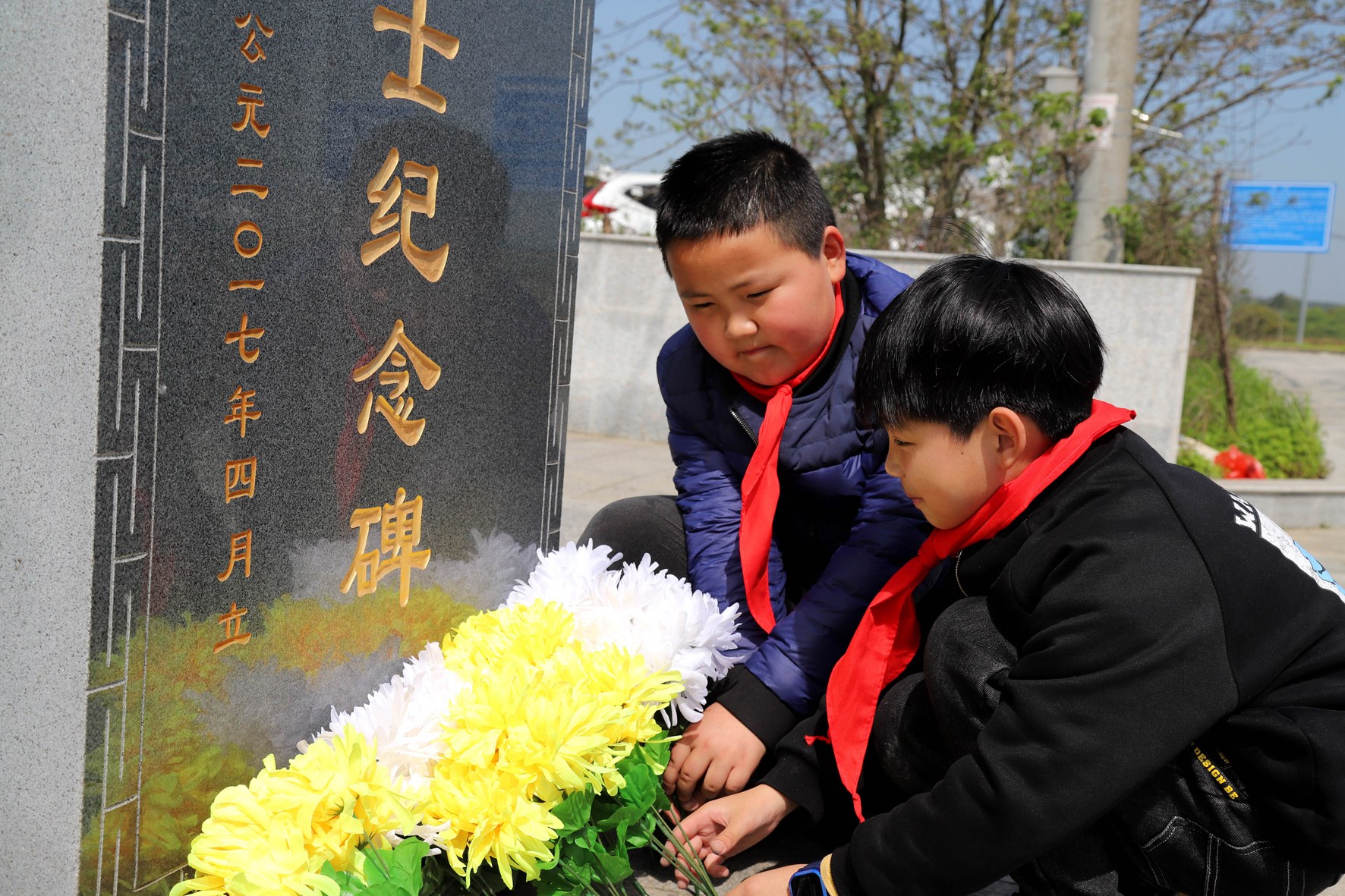 (毕明鑫 高晓平)桠溪街道荆山村组织小学生前往该村的新四军无名烈士