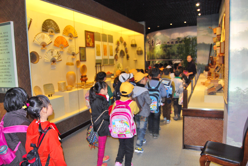 小学生参观博物馆