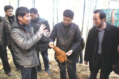 吴蔚荣在我区西部山区考察扶贫开发工作时强调