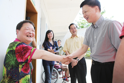 图为吴蔚荣一行在西城街道老人托养康复中心.