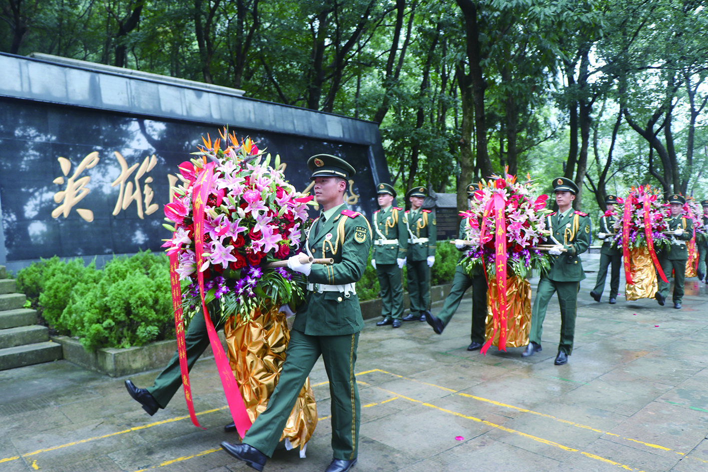 区委副书记徐华等区四套班子领导和全区各界代表一起来到九峰烈士陵园