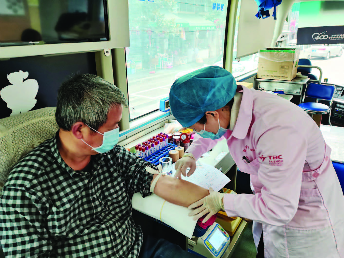 郑州人爱心热血战“疫” 坐在小马扎上排队献血 - 河南一百度