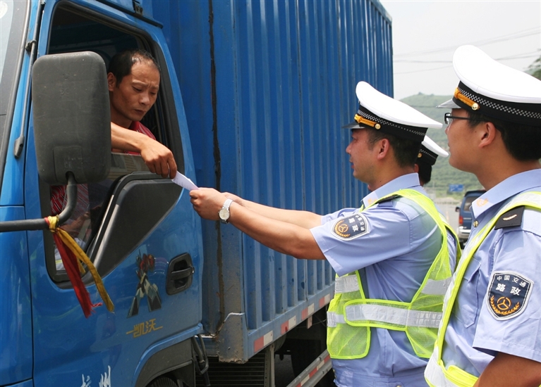 整治超限超载确保道路安全