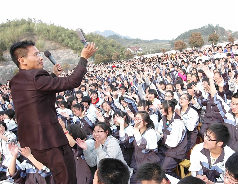 8日,於潜中学的一堂感恩教育课激起了众多人的心灵"震荡,拨动了学生