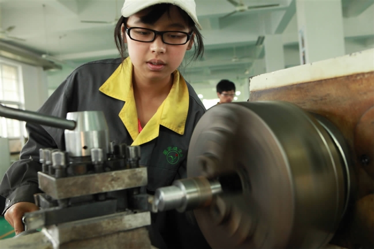 中职技校的女学生在开车床