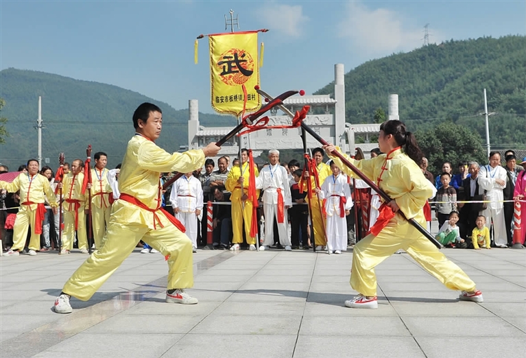 上田国术队在表演记者 陈欣 摄本报讯(记者 汤君芳)由市体育局