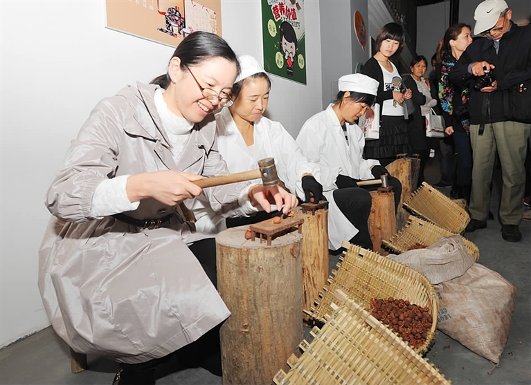 (临安)山核桃文化节开幕,同时还举行了临安山核桃文化体验馆开馆仪式