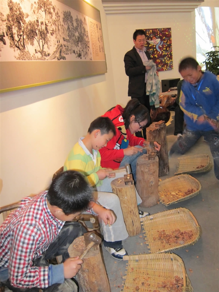 摄文/记者  穆宇鸿12日,临安山核桃文化体验馆迎来了第一个亲子团