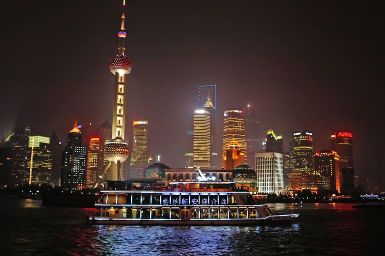 19日晚,外滩夜景璀璨,2012金秋临安(上海)推介会在黄浦江游轮上