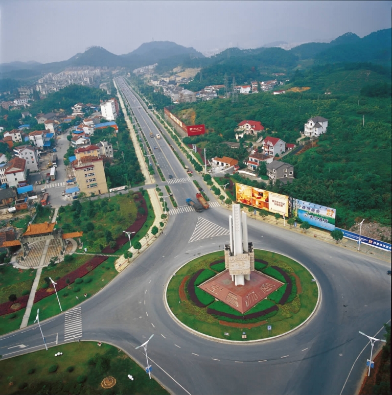 道路宽敞大气,景观精致秀美,临安东入城口门户形象进一步提升;贯通后