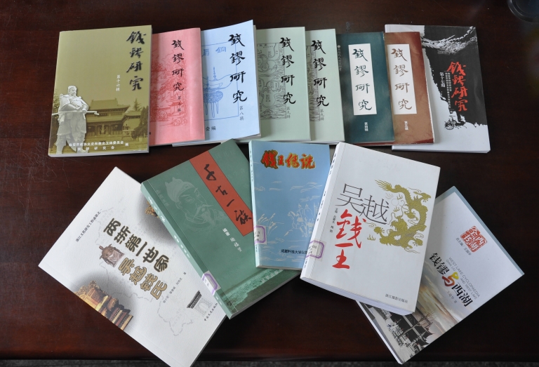 '钱王传说传承人在传讲故事临安非遗中心组织开展钱王传说专题调查