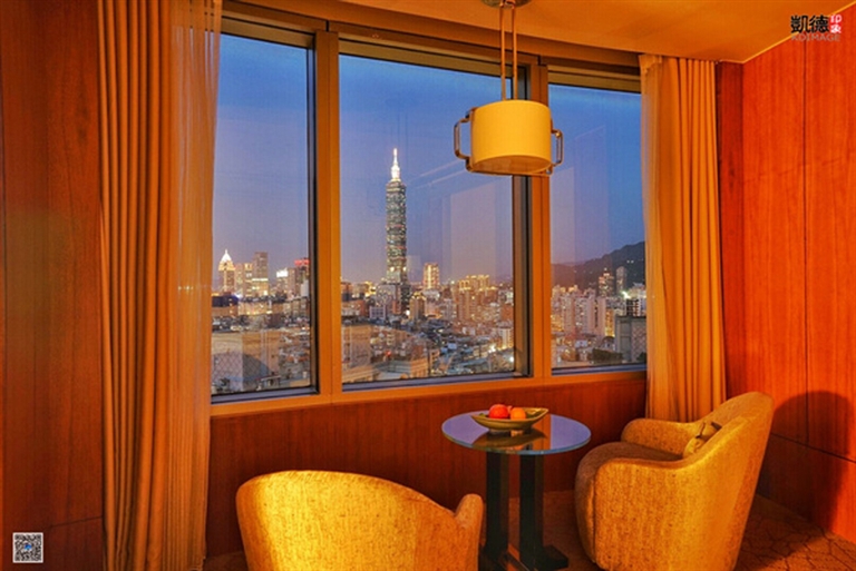 透过酒店窗户看到的台北夜景