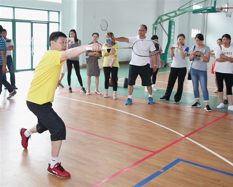 省政协送体育下乡 市民畅享体育大餐