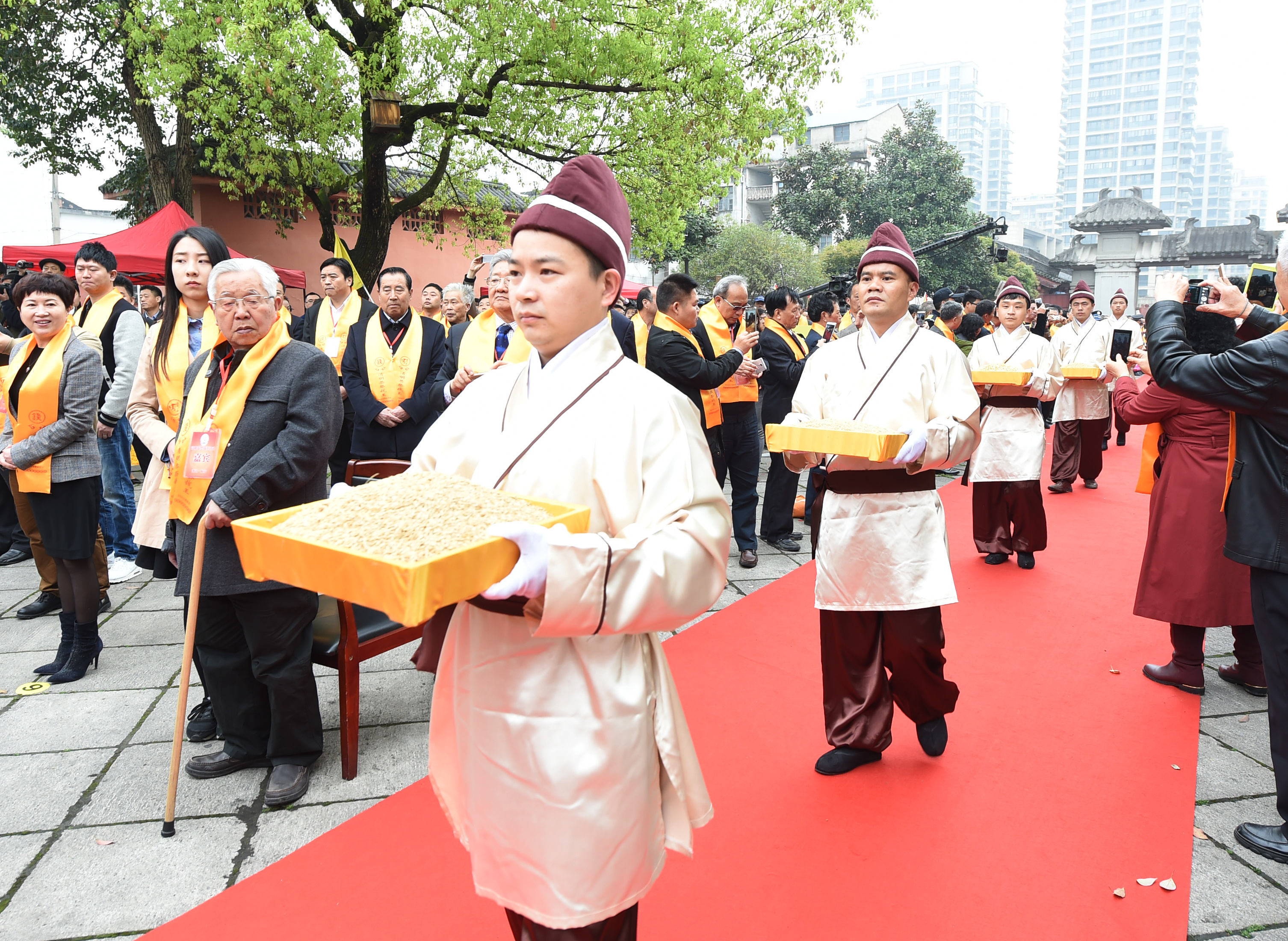 4月4日早上,天气微凉,钱王陵园里名贤秀士,济济一堂.