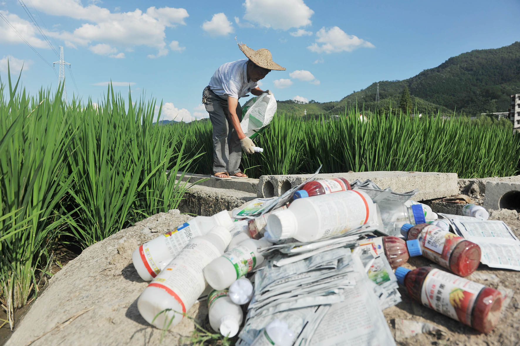 回收农药废弃物保护生态环境安全
