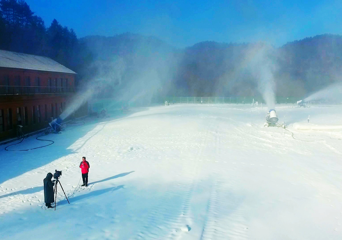 【携程攻略】北京军都山滑雪场景点,北京近郊的滑雪场，雪质一般，有点颗粒感，带孩子去玩，请了私教！滑…