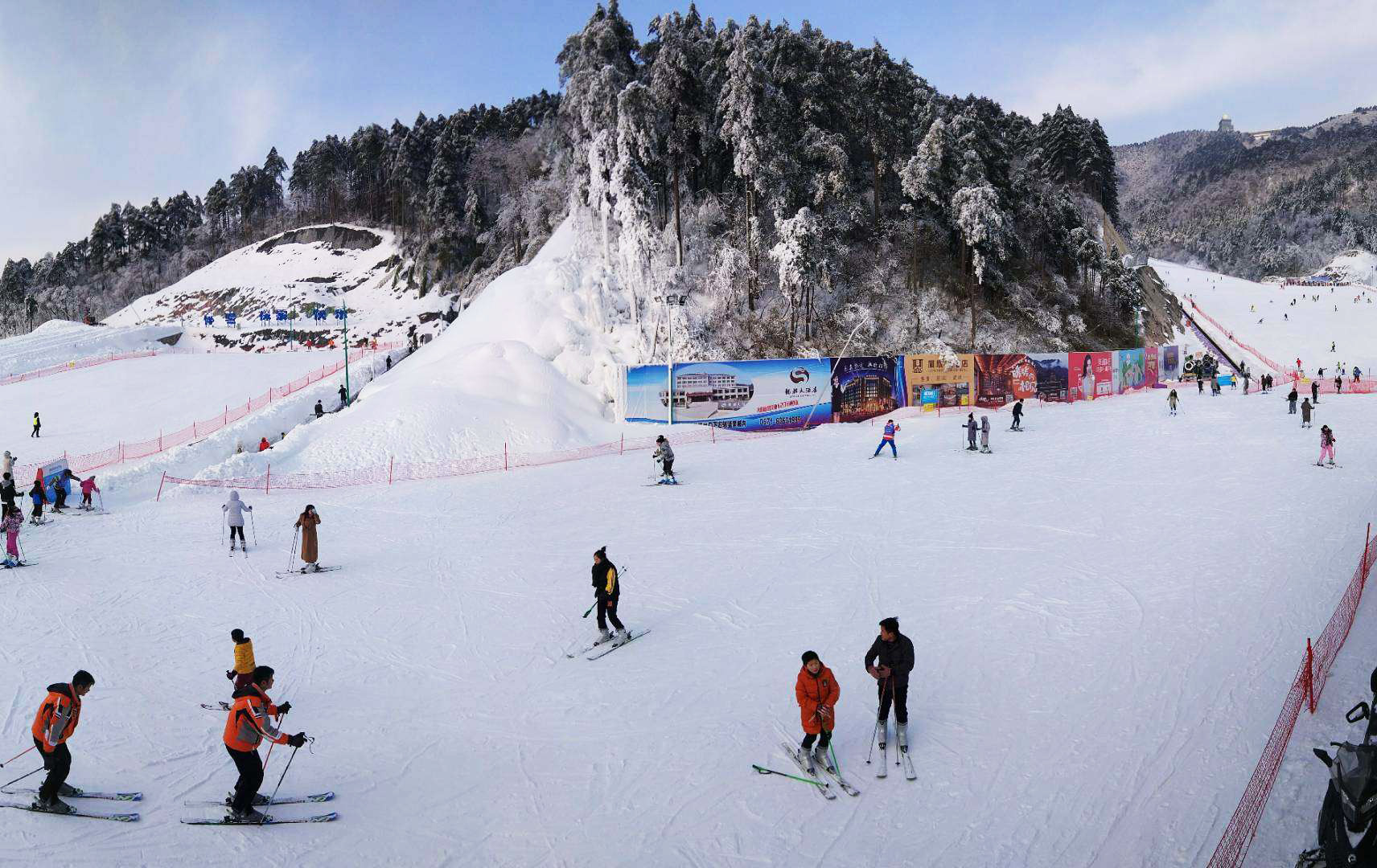 滑雪——我国首条高山速降冰状雪赛道在崇礼制成_武殿森