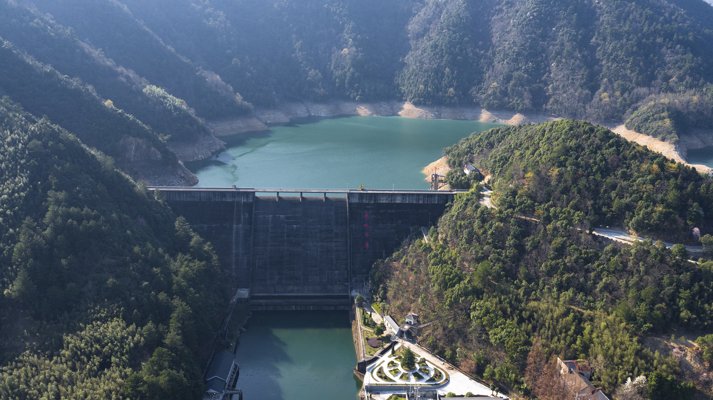 里畈水库大坝全景