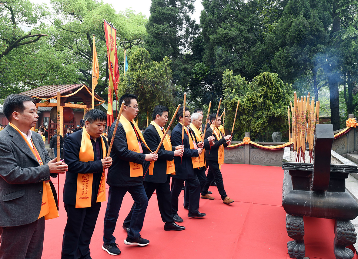 今年清明节,临安以杭州第十区的崭新身份举行戊戌年"清明恭祭钱王"