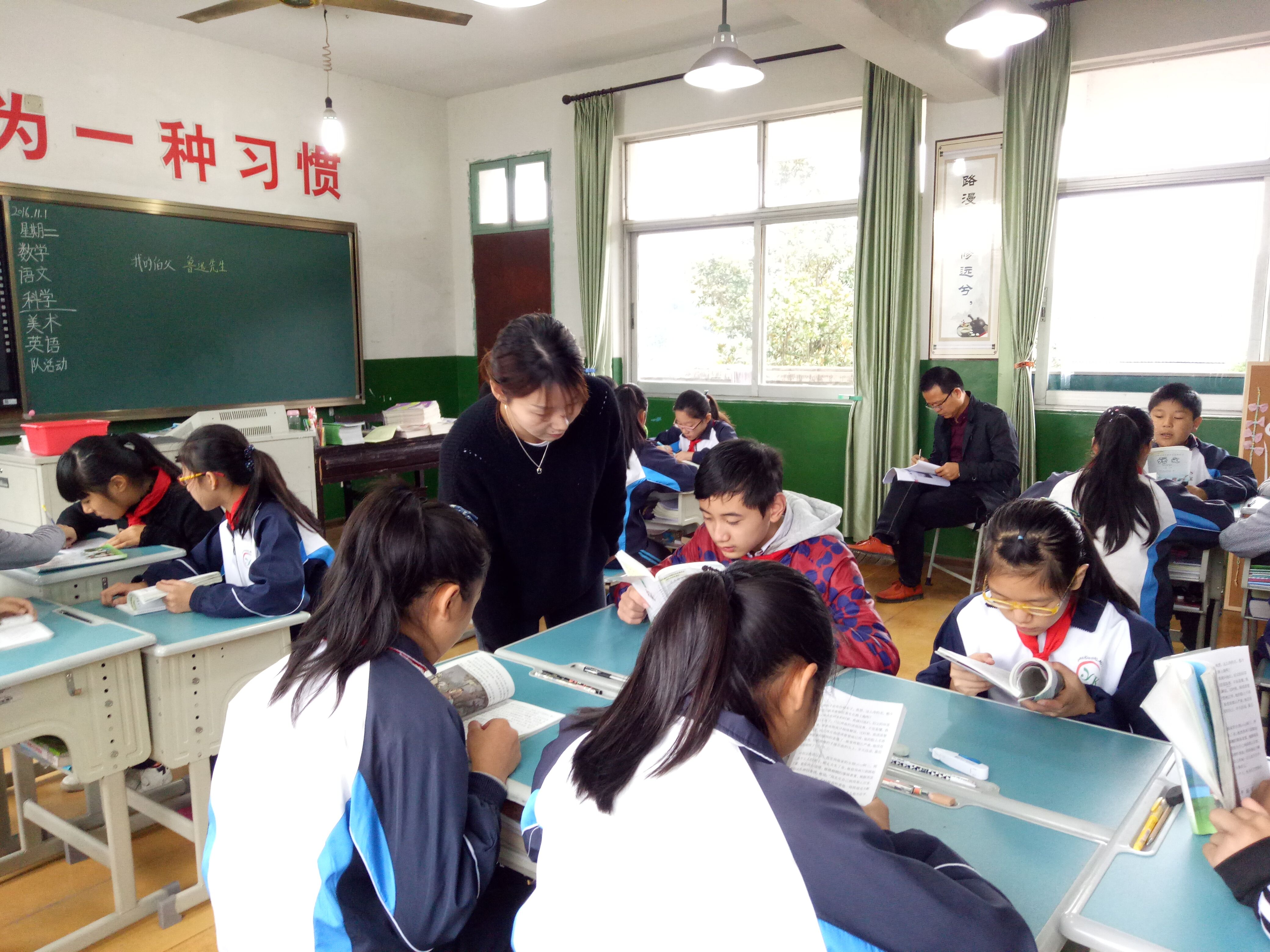 堰口小学六年级语文课上,倪爽老师带领学生阅读茶故事