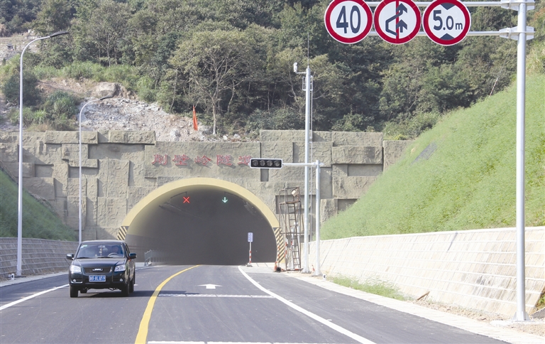 削壁岭隧道 试行通车