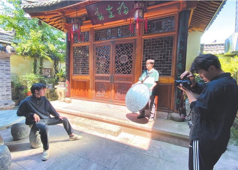 宁海短视频拍摄剪辑运营 银发族“玩机”多溜?宁波80岁大爷能熟练剪辑短视频