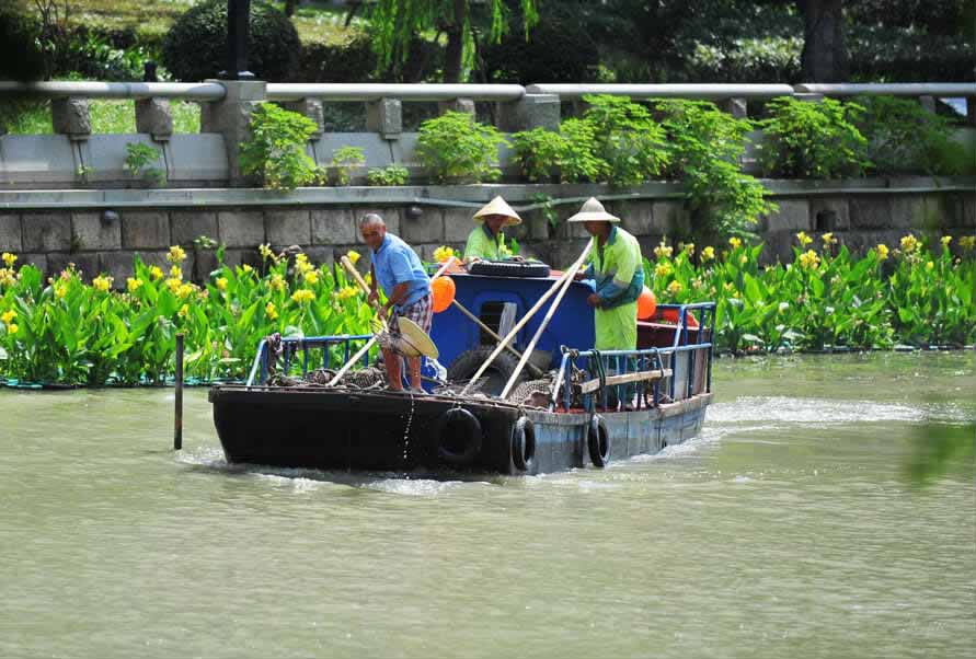 水上环卫保洁船每天在市区几条河道进行保洁.