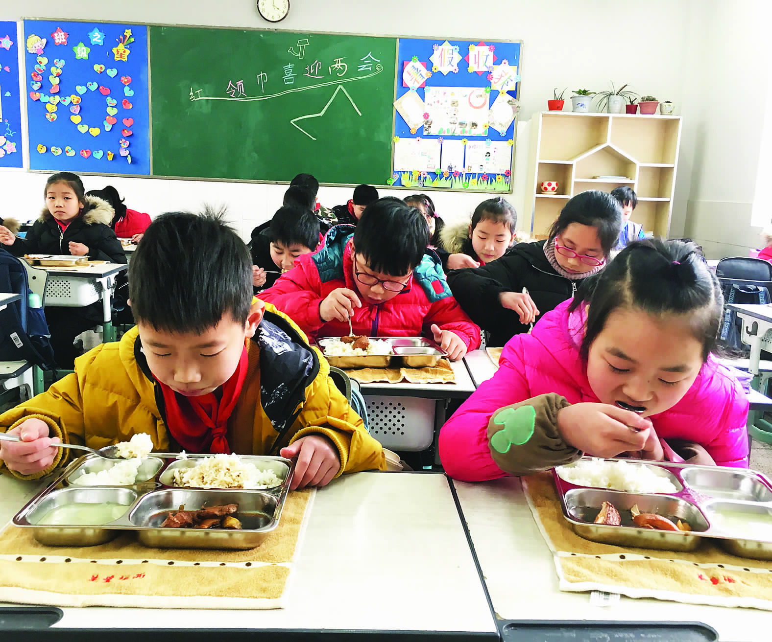 振兴西路小学的孩子们文明用餐.