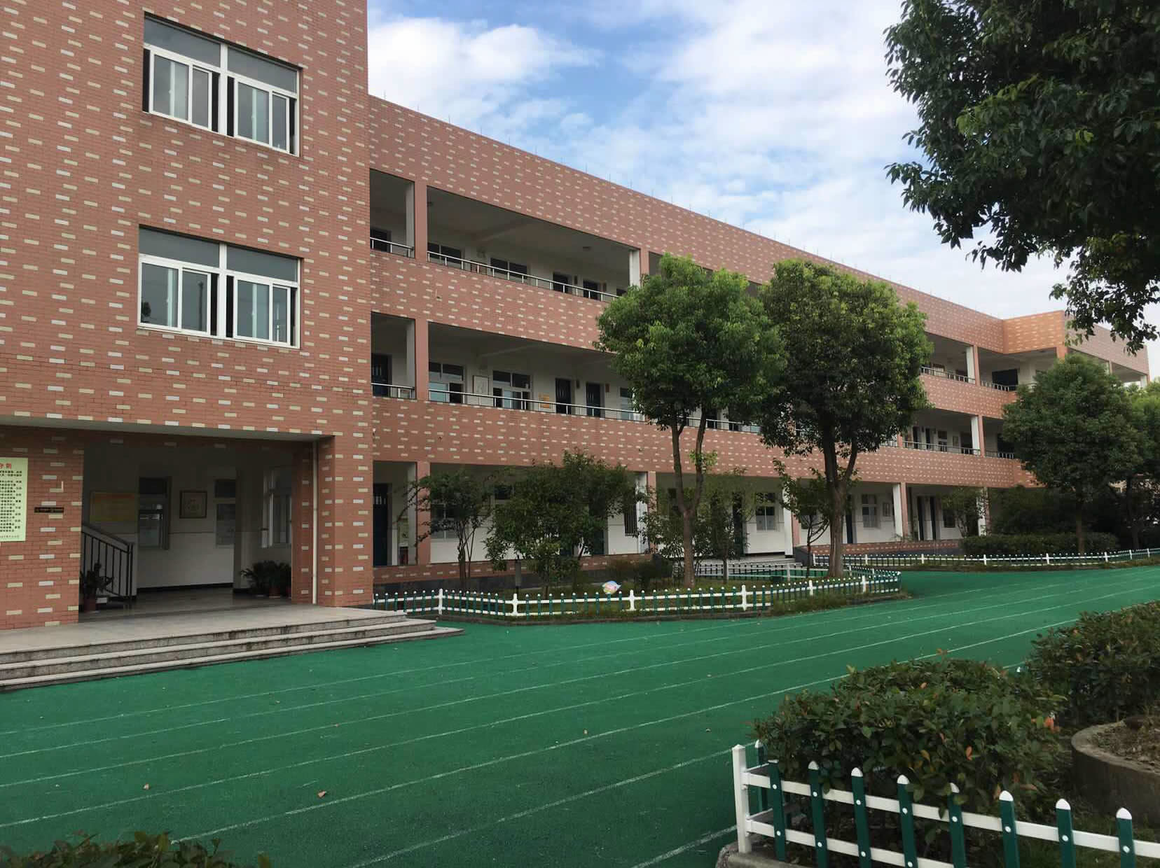 石门镇中心小学安兴校区内的塑胶跑道.