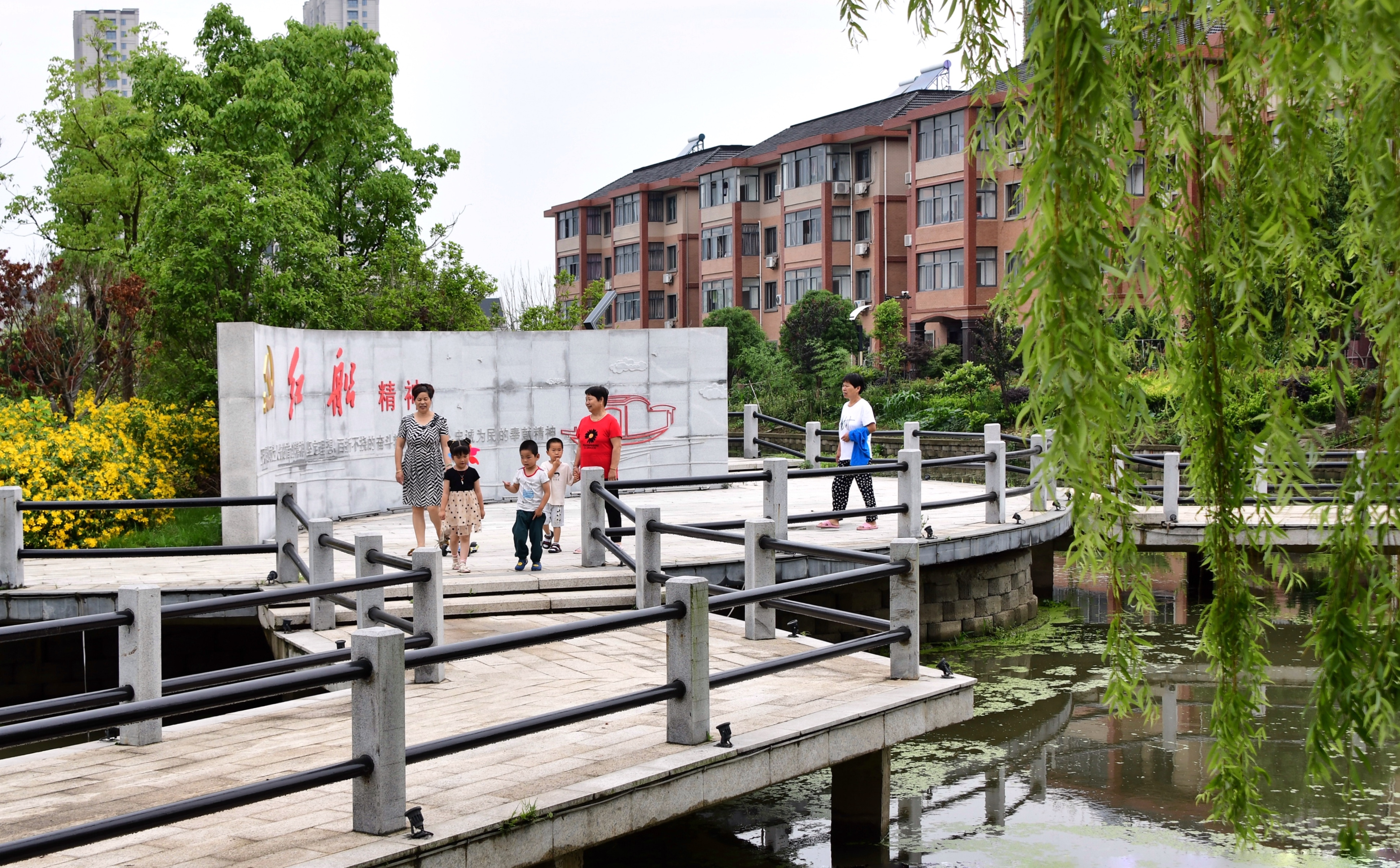 在桐乡经济开发区(高桥街道)越丰村,村民在河边散步,亨受家门口的慢