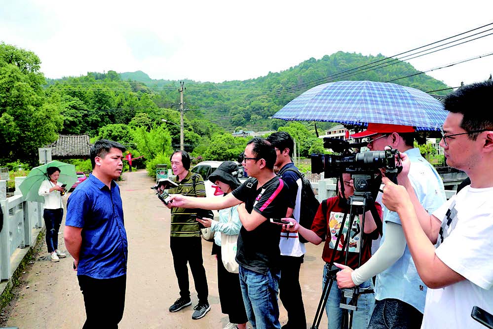 革命老区行"主题宣传活动采访团队走进我县岩头镇红十三军军部旧址