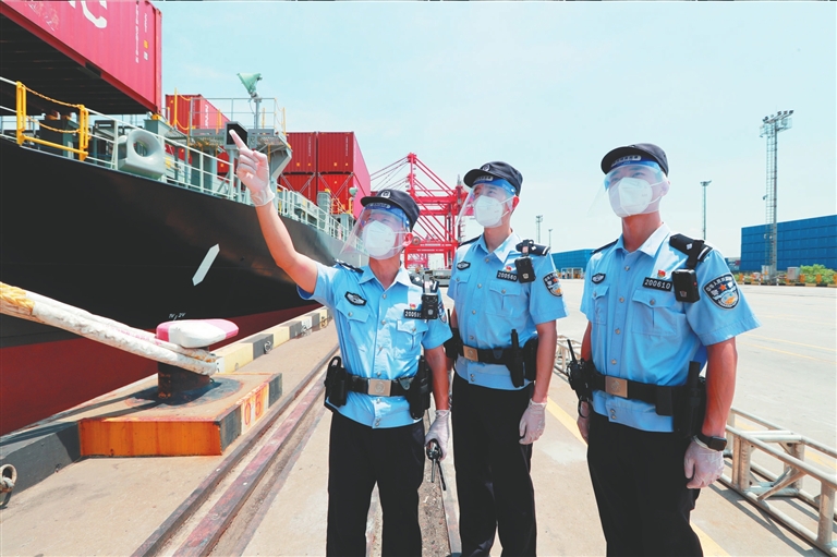 连日来,南京港出入境边防检查站民警冒着高温酷暑,坚守在码头巡查,开展出入境船员换班等边检手续,保障口岸正常通关秩序,助力地方外向型经济发展。