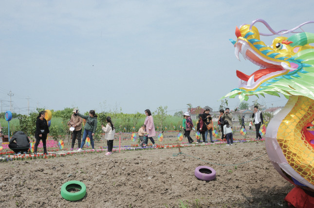 威风锣鼓等系列民俗表演,又有富有里下河特色的野炊,开心农场,亲子