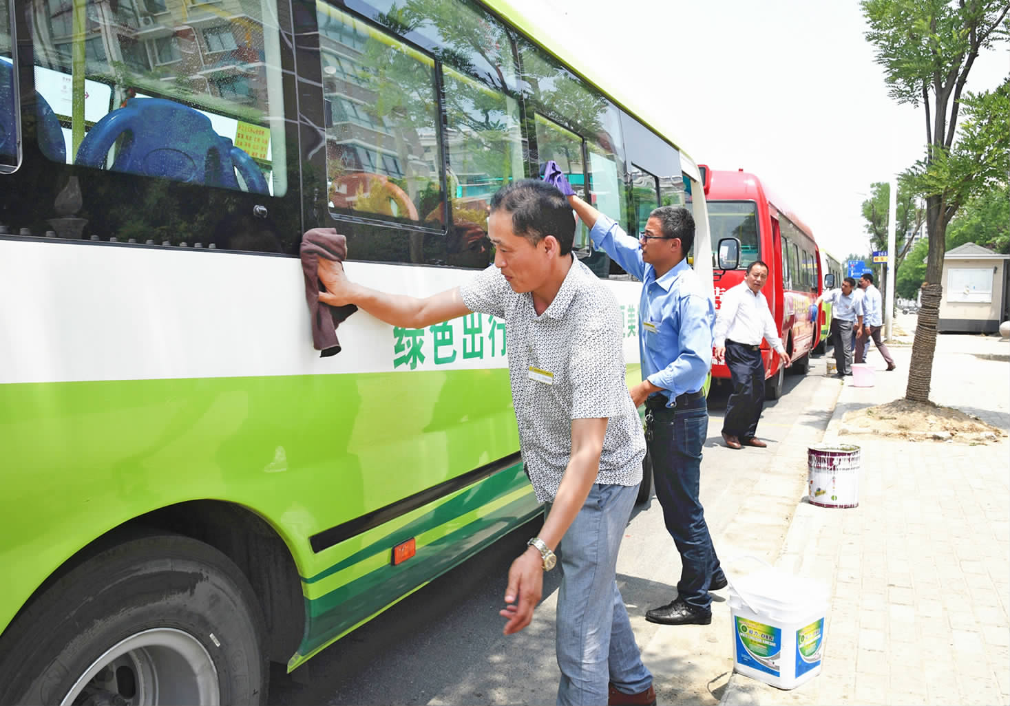 涟水县驰宝城市公交公司提出"擦亮服务窗口,整洁卫生出行"响亮口号