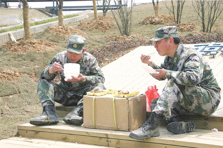 (陈靖)4月24日,25日虽是双休日,但驻溧73196部队的官兵却放弃休息时间