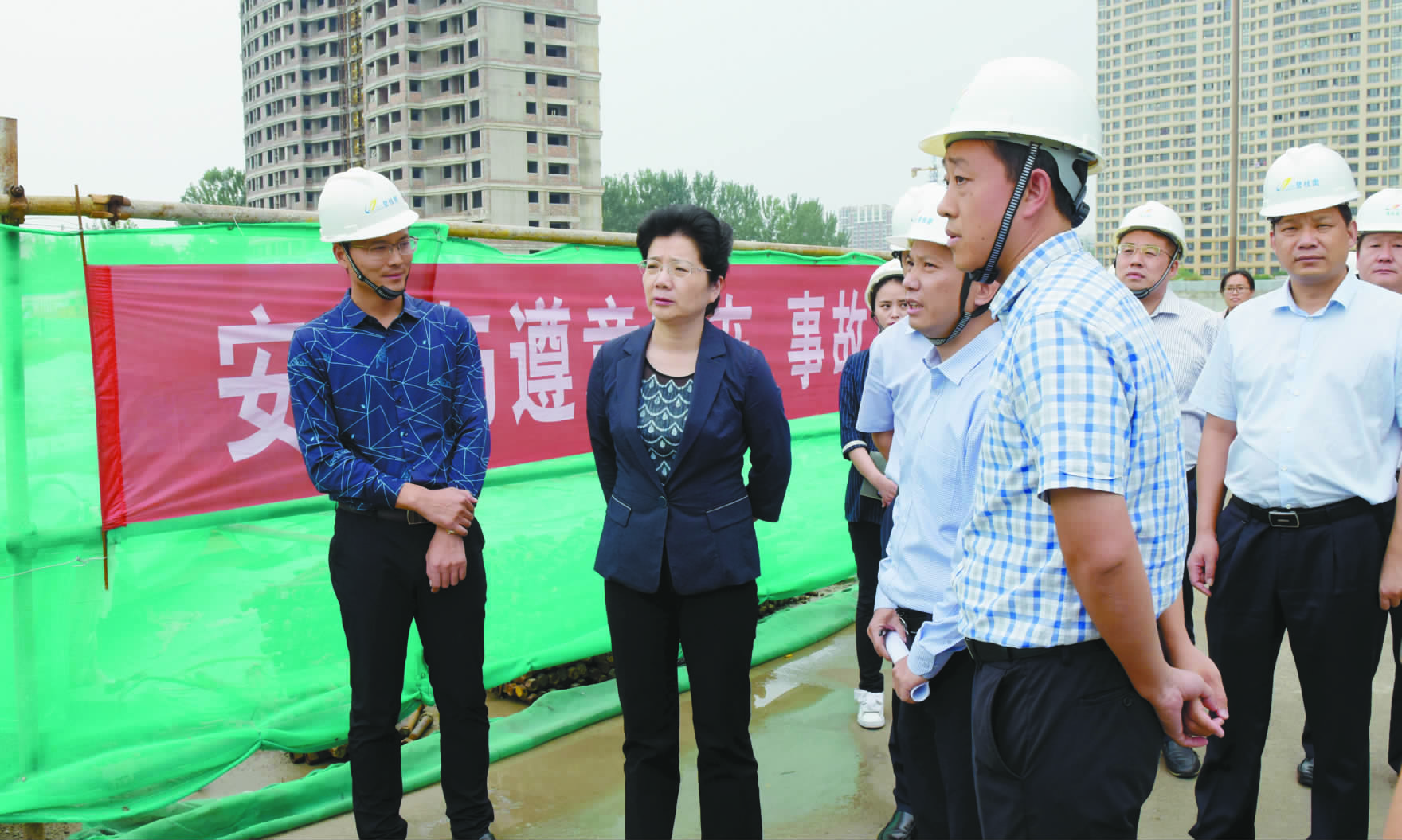 李淑侠在碧桂园项目建设现场检查安全生产工作 摄影 李苏湘